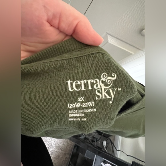Terra & Sky Green Tunic Sweatshirt - Picture 2 of 3